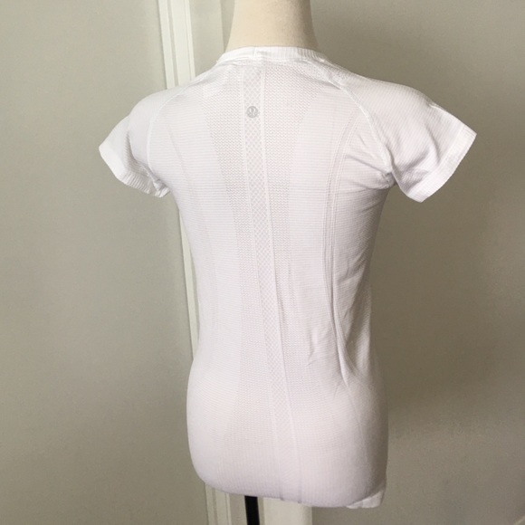 [SOLD] Lululemon Swiftly Tech Short Sleeve Shirt - Picture 2 of 5